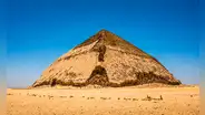 Esta pirámide 'imperfecta' fue pieza clave en el desarrollo arquitectónico de las grandes pirámides de Guiza y su forma lisa
