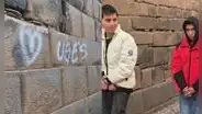 Capturan a dos hombres por pintar con aerosol muros incas del Aqlla Wasi en el centro histórico de Cusco