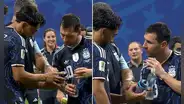 ¿Qué decía? Lionel Messi protagoniza curiosa reacción al revisar la botella que olvidó Pickford tras la derrota de Inglaterra