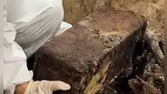 Investigadores encontraron un ataúd de 200 años de antigüedad en un cementerio: al abrirlo, quedaron boquiabiertos ante el escalofriante hallazgo