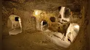 Renovó una casa y notó que sus gallinas desaparecían por una grieta: cuando la excavó, encontró una ciudad de 20.000 habitantes