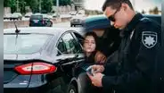 En este país pueden detenerte por conducir un automóvil negro: solo permiten un color y tiene una explicación inesperada