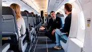 Un azafato revela la clave para conseguir más espacio en el avión sin pagar por un mejor asiento