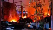 ¿Ataque extorsivo? Voraz incendio reduce a cenizas almacén de madera en Ate y afecta a familias