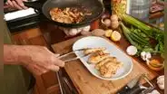 ¿Por qué recomiendan cocinar la pechuga de pollo con vinagre? Este sencillo truco mejora su textura y sabor