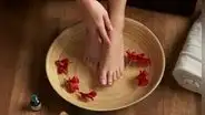 Lavarse los pies con sal y aceite de oliva: por qué algunos expertos recomiendan esta rutina y qué beneficios puede aportar a la piel