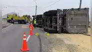Camión volcado en pleno ingreso a la carretera Ramiro Prialé a Huachipa genera intenso tráfico