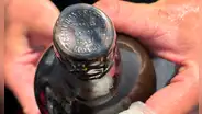 Un buzo descubre una botella de cerveza de 1864 en un naufragio y científicos buscan recrear su receta