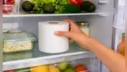 El papel higiénico no solo sirve para el baño: este curioso uso dentro del refrigerador tiene una explicación