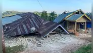 Un fuerte terremoto sacude Indonesia: las imágenes del sismo que dejó graves daños en viviendas y edificios