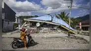Indonesia eleva a 53 los muertos por el terremoto de magnitud 7,7 que dejó graves daños en la isla de Flores