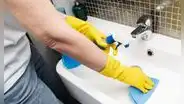 Por qué más personas están usando vinagre para limpiar el baño: estos son sus beneficios y cómo aplicarlo correctamente