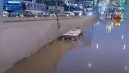 Bus sigue atrapado bajo el agua en bypass de Pachacútec tras más de 12 horas sumergido en VMT