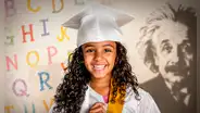 La niña que hizo historia antes de cumplir 3 años: logró un IQ comparable al de Albert Einstein, habla 2 idiomas y ama cocinar