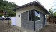 Pasó 9 años ahorrando para comprar un terreno y terminó construyendo su casa con 7 toneladas de plástico reciclado