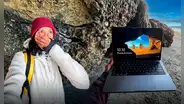 Una pareja viajó hasta Nueva Zelanda y encontró la playa del famoso fondo de pantalla de Windows 10: su reacción se volvió viral