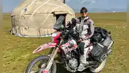 A sus 35 años, dejó atrás su trabajo con una princesa saudí y se arriesgó a recorrer más de 40.000 km en moto entre Asia y Sudamérica