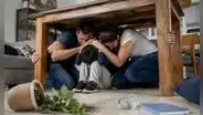 Terremoto de 8,8 en Lima: expertos desmienten recomendación de esconderse debajo de la mesa y aconsejan esto