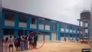 Impactante video previo a la tragedia en Iquitos: escolares jalaban con sogas un tanque de agua antes de que la estructura colapsara