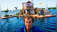 Un hombre construyó una isla flotante para visitantes, pero el Gobierno central la desmanteló: 150.000 botellas de plástico, dos niveles, vegetación, playas artificiales y un horno solar