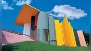 Los 8 edificios más coloridos del mundo que sorprenden por su arquitectura y convierten ciudades enteras en auténticas obras de arte