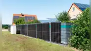 Usar paneles solares en lugar de una valla: ¿Por qué instalarlos en forma vertical produce más electricidad que inclinados?