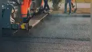 China transformó 6.000 botellas de leche en un material de pavimentación útil para construir su primera carretera con plásticos difíciles de reciclar