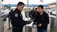 Atención migrantes | CBP sí puede revisar tu celular al cruzar a EE.UU., pero existe un límite que pocos conocen