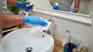 Este es el ingrediente de cocina que muchos tienen en casa y que puede ayudar a eliminar el sarro del baño: solo necesitas 4 cucharadas