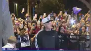 Robbie Williams en Lima: cantante ofrece show improvisado en Miraflores tras cancelarse su concierto en el Arena 1