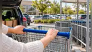 Devolver el carrito del supermercado parece un gesto menor, pero la psicología destaca lo que implica hacerlo sin que nadie te obligue