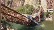 Dos volquetes con minerales quedan atrapados tras colapso del puente Pampatama en Apurímac