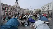 Cientos acampan en Madrid en protesta por la crisis de vivienda tras el desalojo de una mujer de 87 años