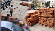 Caminaba junto a su padre y quedó atrapado: enorme bloque de madera cae sobre niño de 6 años en VMT