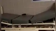 Rata pasea sobre camilla y se sube a jarra de agua usada por pacientes en área de dengue de hospital EsSalud en Piura