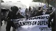 Estudiantes marchan en Chile contra posibles recortes a la educación pública durante el gobierno de Kast