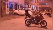 Sicarios matan a joven mujer frente a su hija en la puerta de su casa en Santa Anita