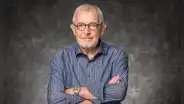 Francis Halzen gana el Premio Nobel de Física 2026 por descubrir neutrinos cósmicos con un detector bajo el hielo de la Antártida