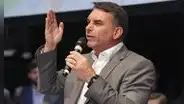 Flávio Bolsonaro supera a Lula por cuatro puntos en intención de voto para el balotaje de Brasil, según encuestas