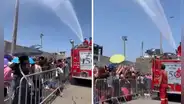 ¡Mojaron a las ARMY! Bomberos lanzan agua a fanáticas de BTS para aliviar las altas temperaturas