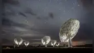 Una ráfaga rápida de radio: el telescopio James Webb localiza el origen de una antigua señal