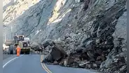 Derrumbe de rocas bloquea parcialmente la Panamericana Sur en Arequipa y restringe el tránsito