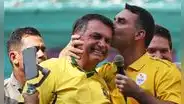 Jair Bolsonaro celebra la ventaja de su hijo Flávio frente a Lula antes de la segunda vuelta en Brasil
