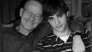 Bryan Cranston, estrella de ‘Breaking Bad’, lamenta la muerte de RJ Mitte, su hijo en la ficción: “Es devastador saber que se quitó la vida”