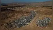 Un país de América Latina recibe toneladas de ropa usada de Europa y termina abandonada en uno de los desiertos más áridos del mundo