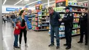 Terror en Walmart | Hombre es acusado de exhibicionismo dentro del supermercado