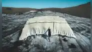 Estudiantes cubrieron un glaciar de los Alpes con 200 m² de un material natural y descubrieron que protege el hielo como las coberturas sintéticas