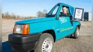 Un italiano transformó un automóvil en el más estrecho del mundo: mide menos de 60 centímetros de ancho y entró en el récord Guinness