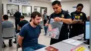¿Nueva modalidad del ICE? | Hombre denuncia que agentes lo detuvieron en la calle y luego lo liberaron, pero sin su permiso de trabajo