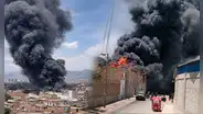 Gigantesco incendio en fábrica de plásticos en Puente Piedra moviliza a más de 10 unidades de los Bomberos